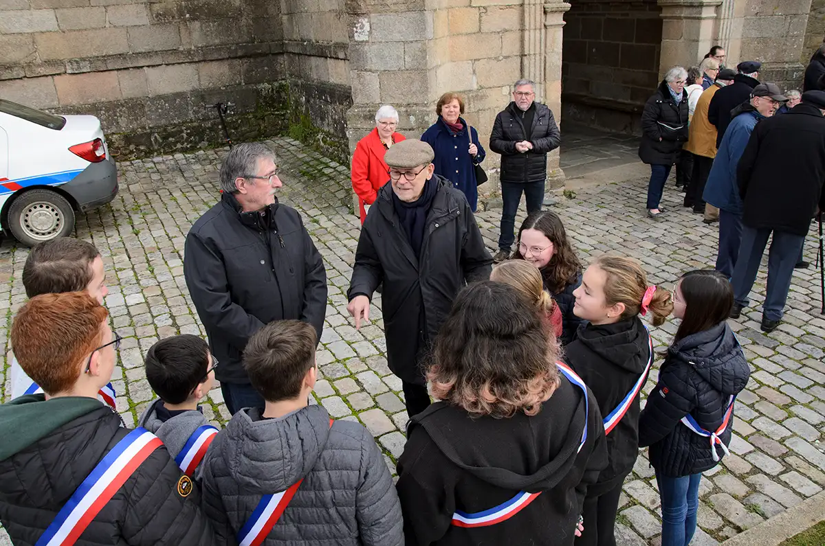 Le conseil municipal des jeunes de Plougasnou et Jean-Jacques Aillagon