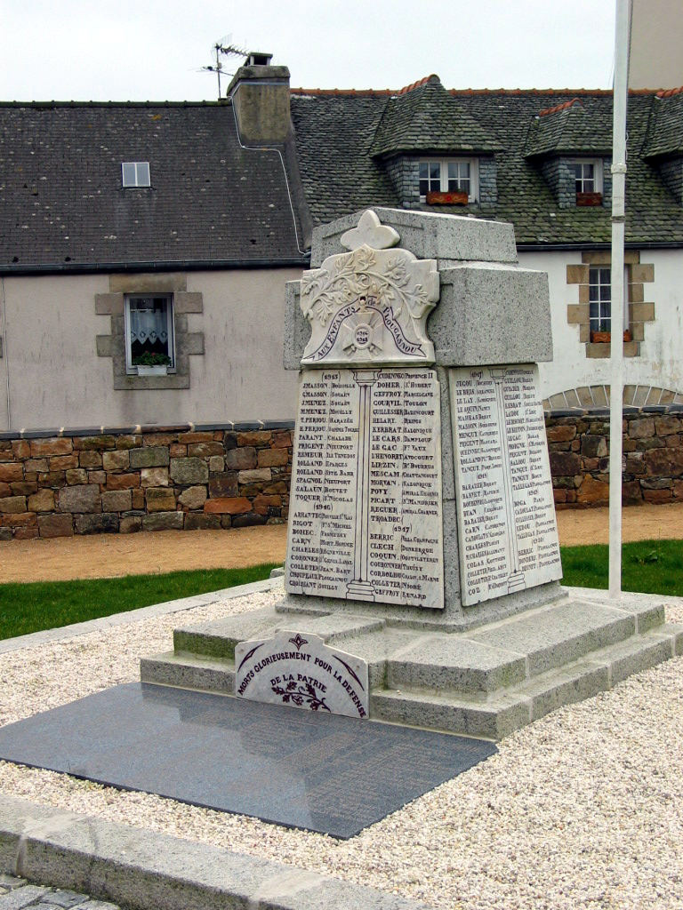 Hommage du nouveau conseil municipal aux morts de la commune